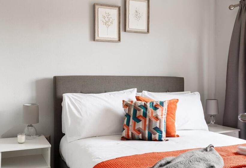 דירת נופש Two Bed House Sleeps 5 With Large Garden & Parking