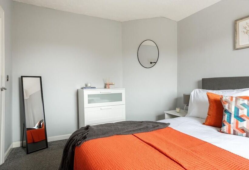 דירת נופש Two Bed House Sleeps 5 With Large Garden & Parking