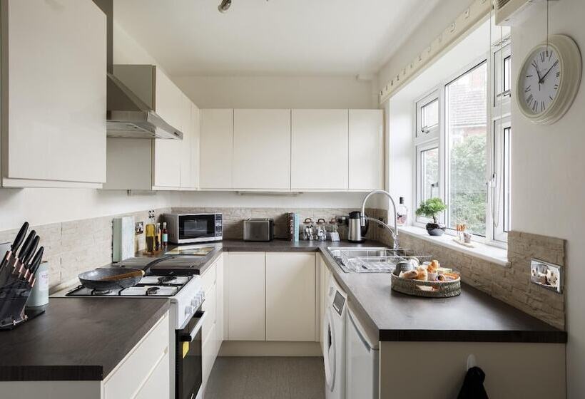 דירת נופש Two Bed House Sleeps 5 With Large Garden & Parking