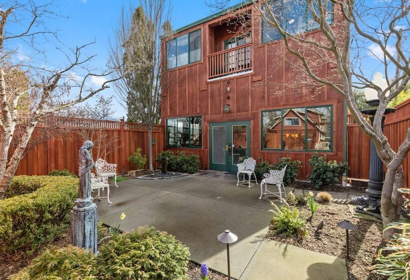 The Peerless Hotel By Wanderlodges