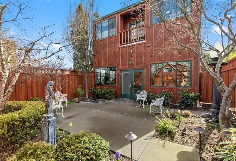 The Peerless Hotel By Wanderlodges