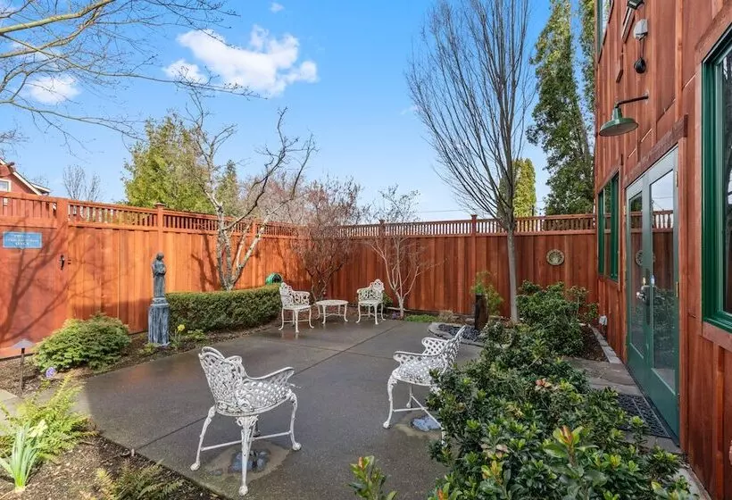 The Peerless Hotel By Wanderlodges