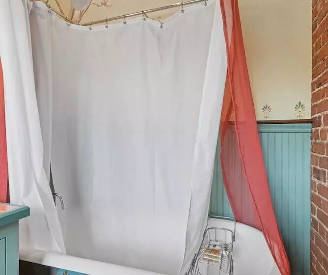 The Peerless Hotel By Wanderlodges