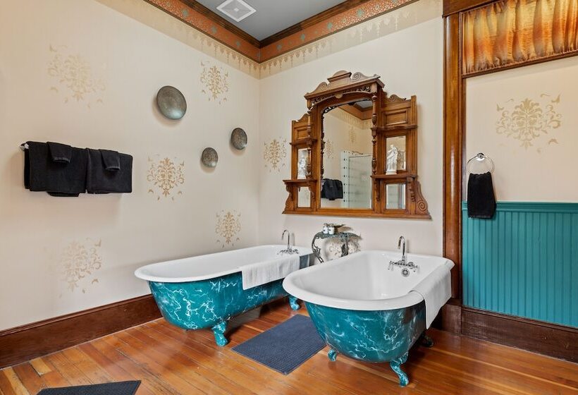 The Peerless Hotel By Wanderlodges