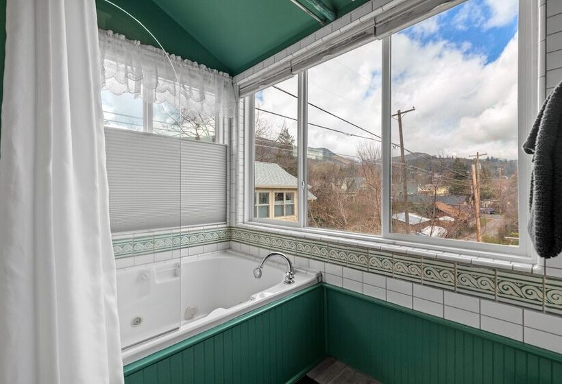 The Peerless Hotel By Wanderlodges