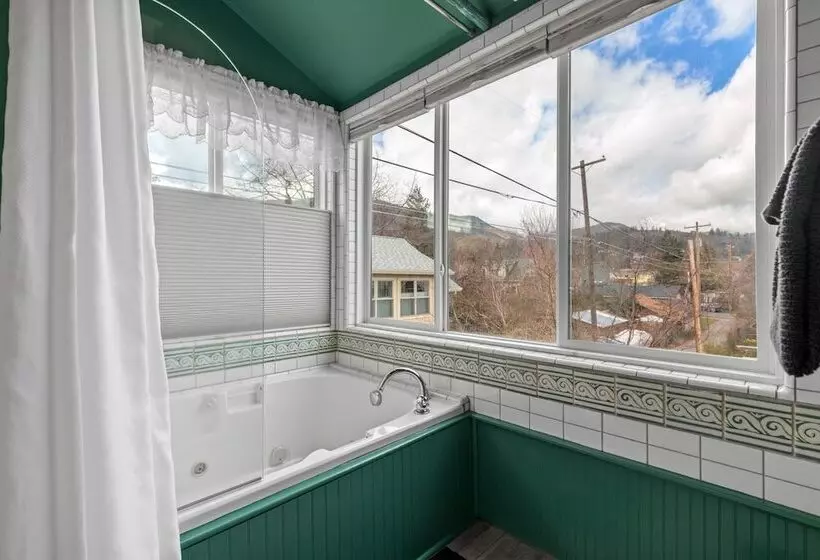 The Peerless Hotel By Wanderlodges