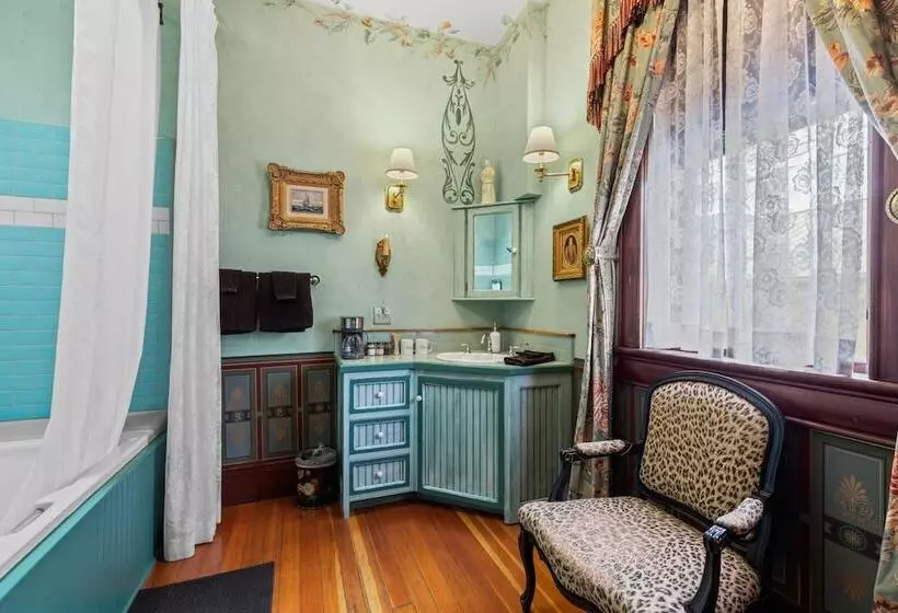 The Peerless Hotel By Wanderlodges