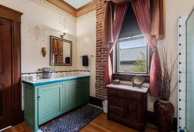 The Peerless Hotel By Wanderlodges