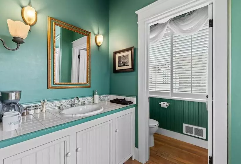 The Peerless Hotel By Wanderlodges