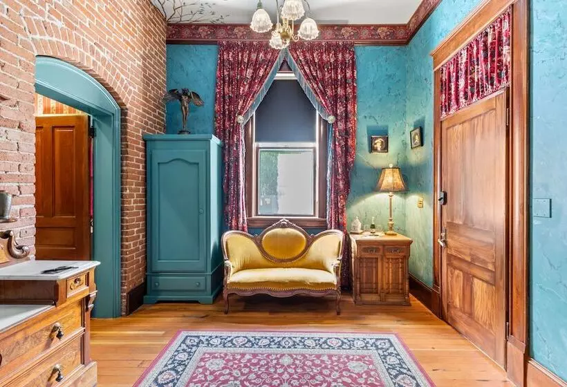 The Peerless Hotel By Wanderlodges