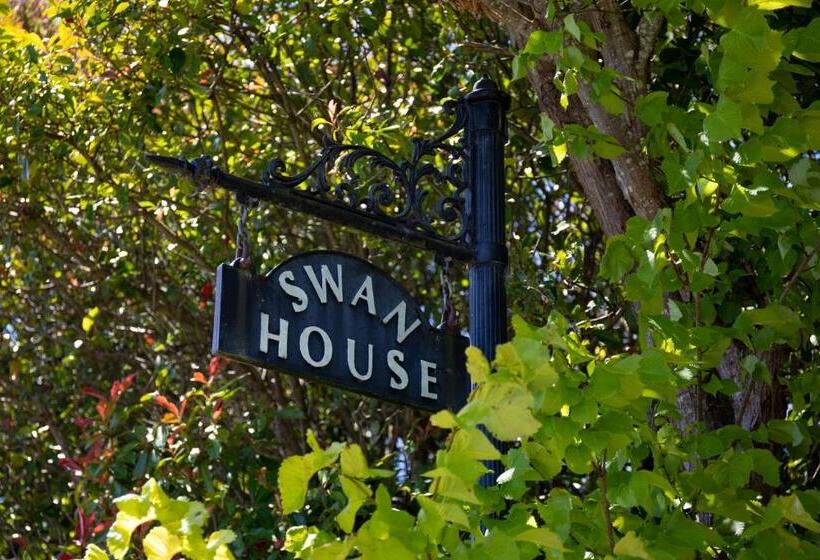 مبيت وإفطار Swan House