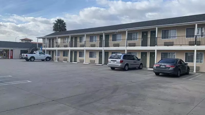 Colonial Motel
