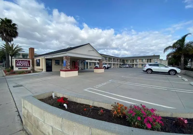 Colonial Motel