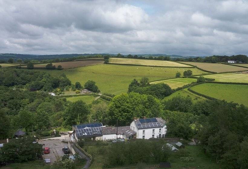 호텔 Ceridwen Glamping, Double Decker Bus And Yurts