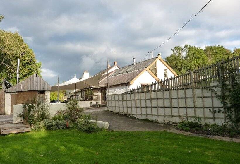 호텔 Ceridwen Glamping, Double Decker Bus And Yurts