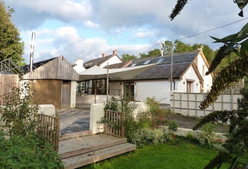 호텔 Ceridwen Glamping, Double Decker Bus And Yurts