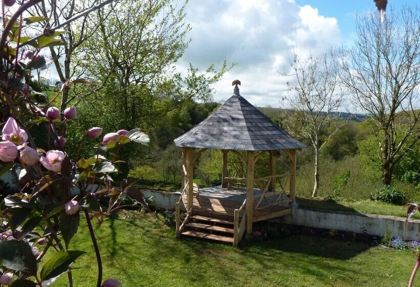 호텔 Ceridwen Glamping, Double Decker Bus And Yurts