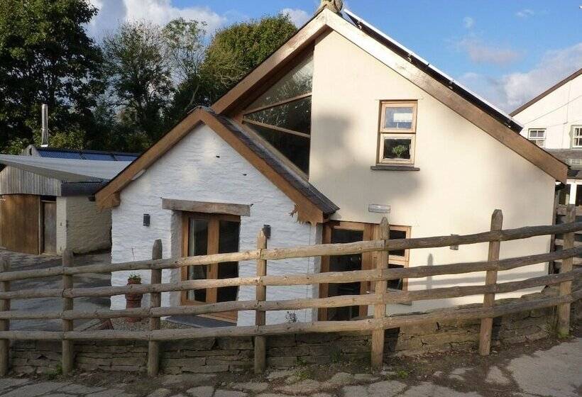 호텔 Ceridwen Glamping, Double Decker Bus And Yurts