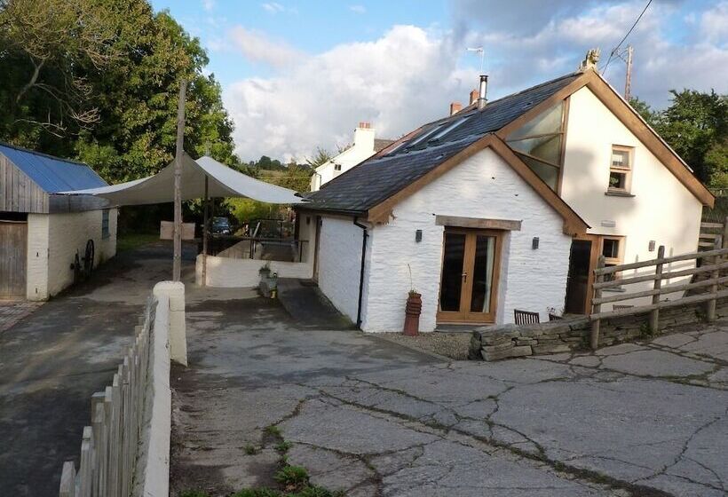 호텔 Ceridwen Glamping, Double Decker Bus And Yurts