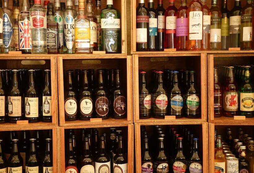 호텔 Ceridwen Glamping, Double Decker Bus And Yurts