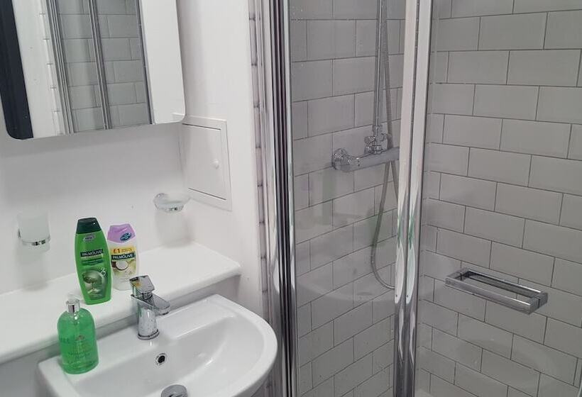 فندق Chapel House