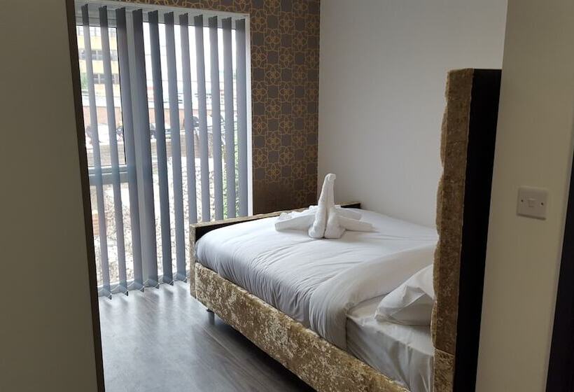 فندق Chapel House