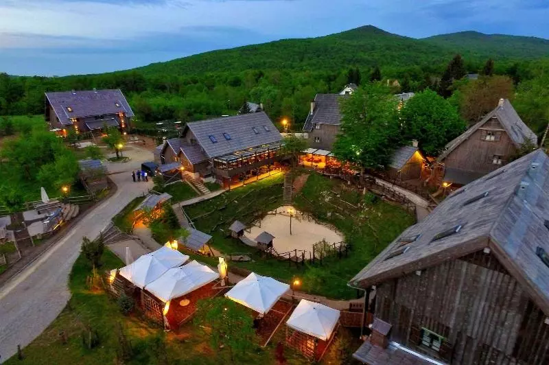 Hotelli Ethno Houses Plitvice Lakes