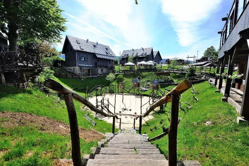 Hotelli Ethno Houses Plitvice Lakes