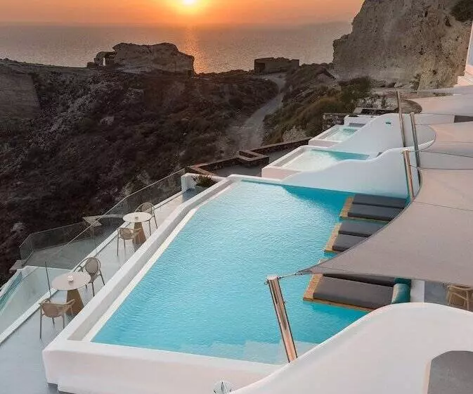 ホテル Maregio Suites