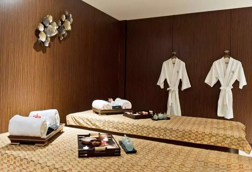 ホテル Melia Makassar