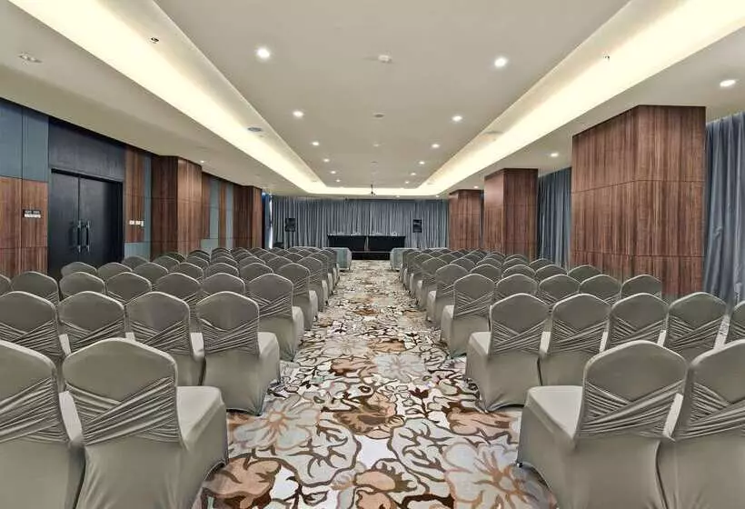 ホテル Melia Makassar