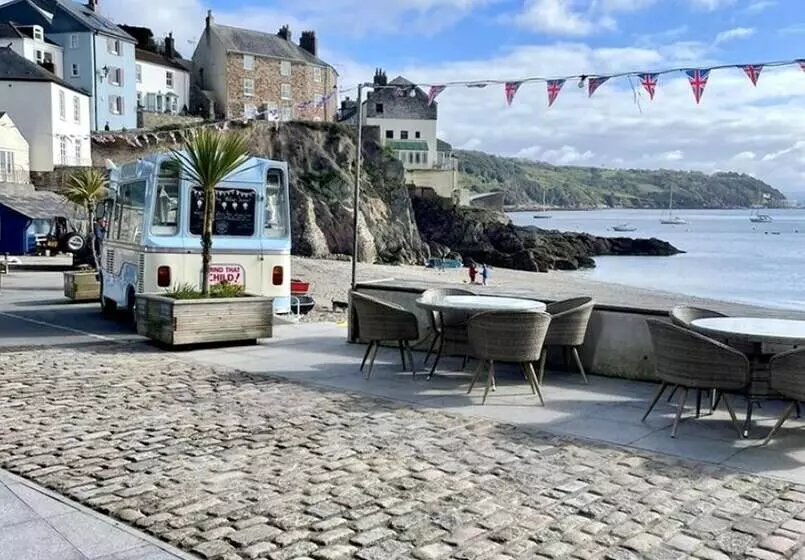 Boutique Luxury Bell Tent Near Torpoint