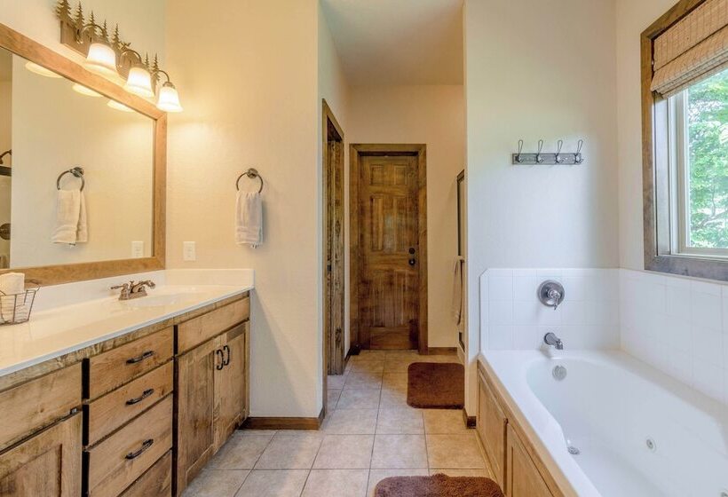 Hickory Hideaway Communal Pool Access