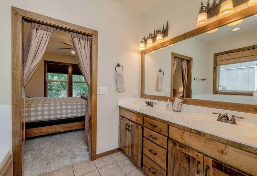 Hickory Hideaway Communal Pool Access