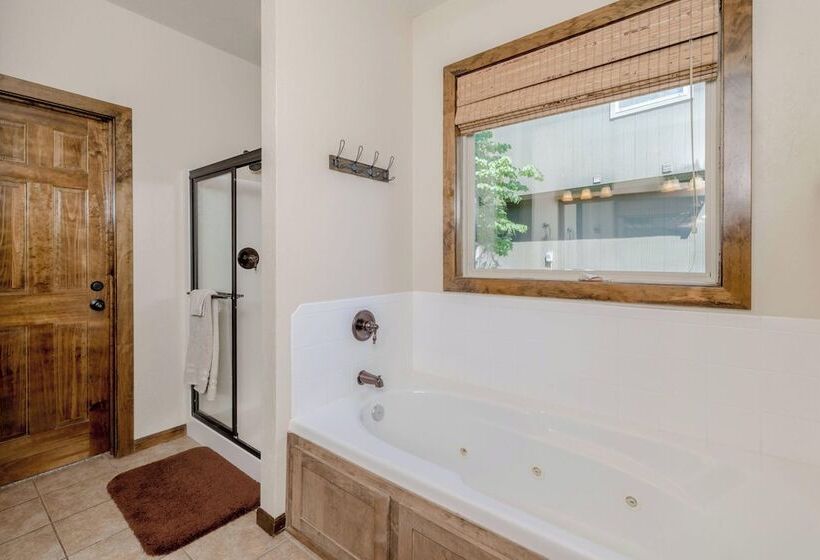 Hickory Hideaway Communal Pool Access