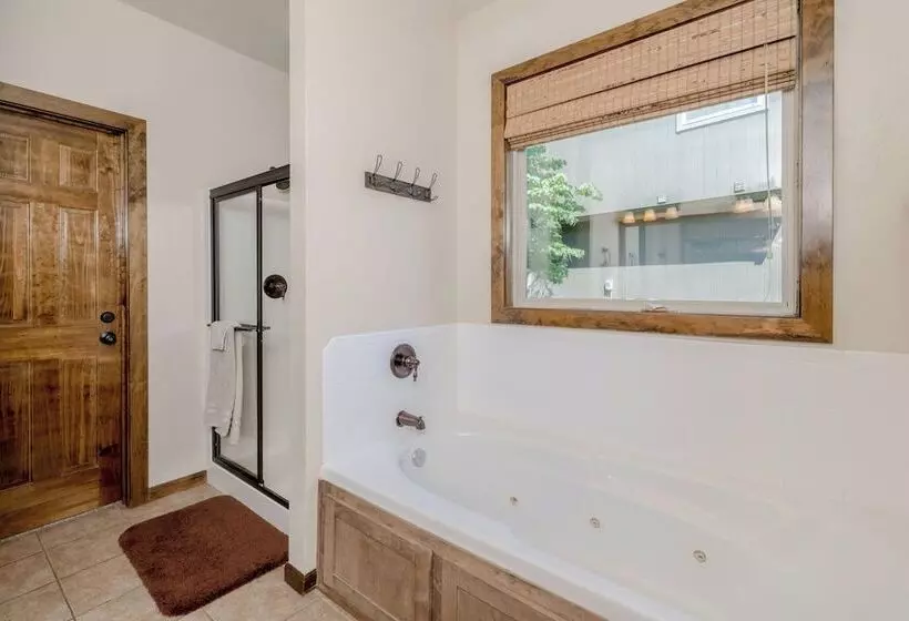 Hickory Hideaway   Communal Pool Access