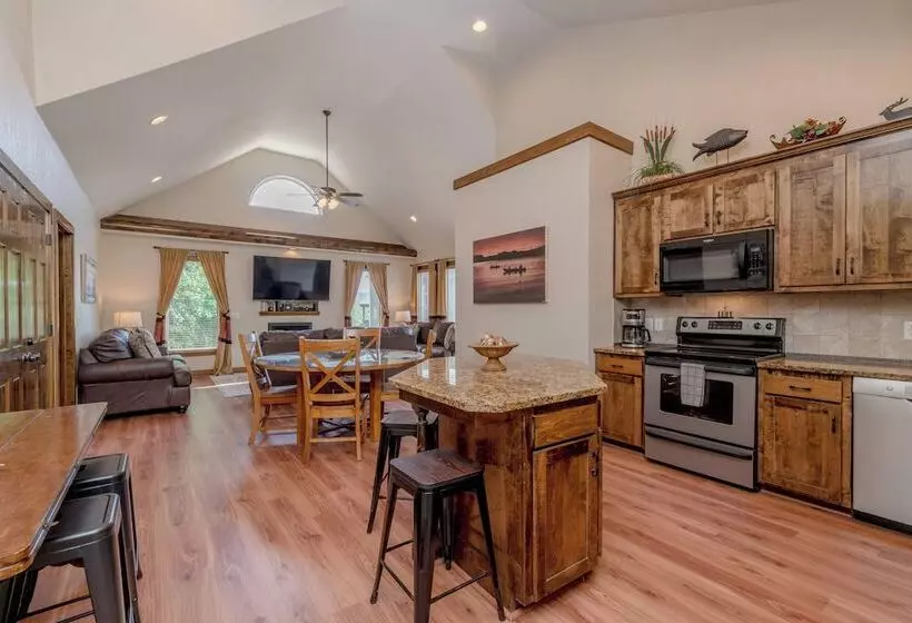 Hickory Hideaway   Communal Pool Access