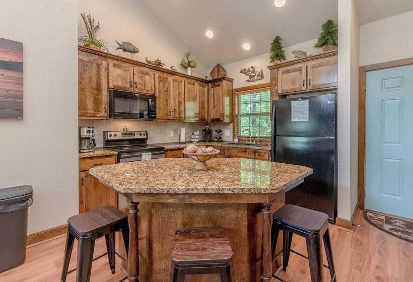 Hickory Hideaway Communal Pool Access