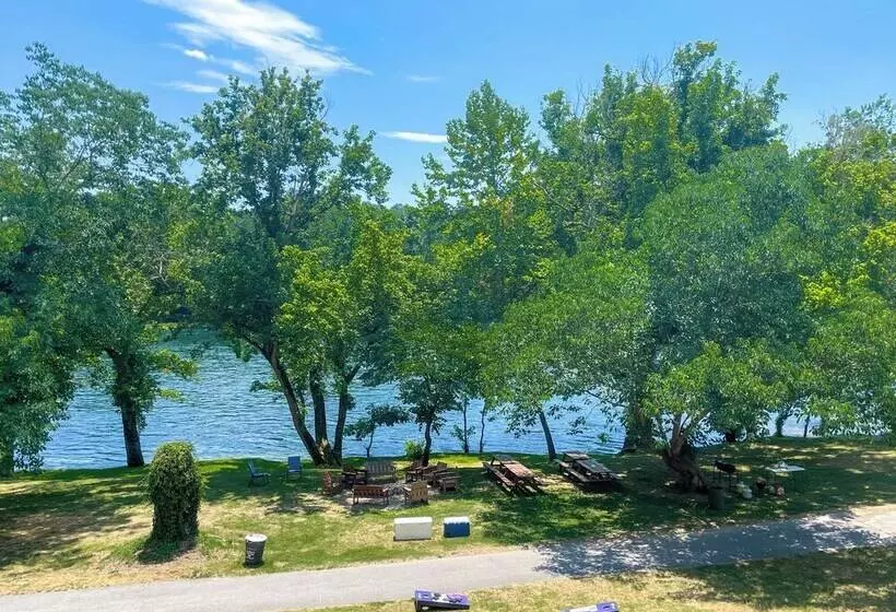 Hotelli 669 Rainbow Landing Dr