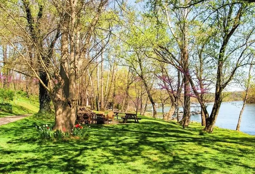 Hotelli 669 Rainbow Landing Dr