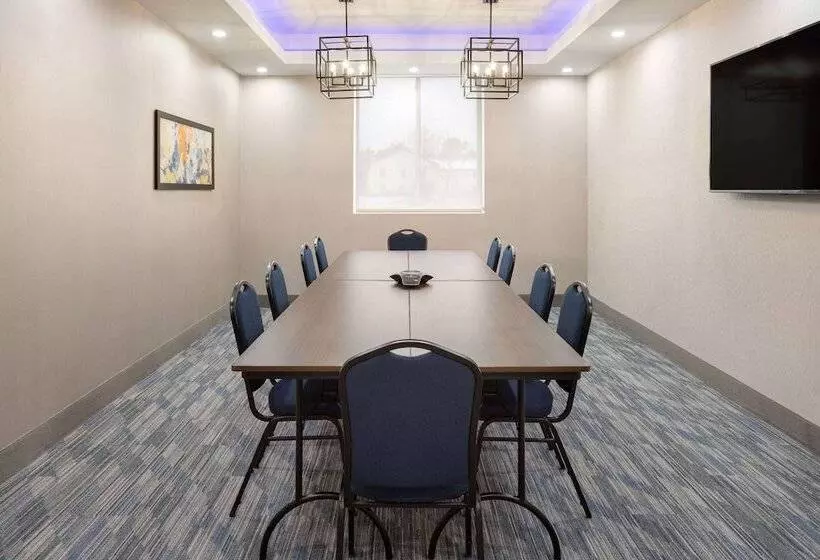 Hotelli La Quinta Inn & Suites By Wyndham Williston Burlington