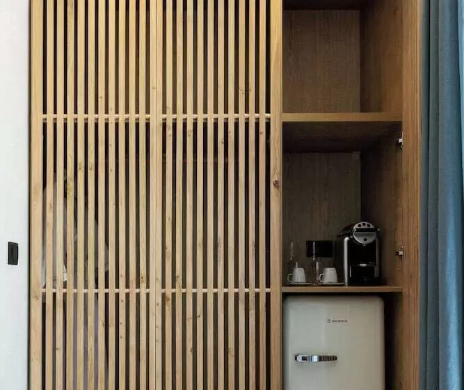 Ostrako Beachside Suites
