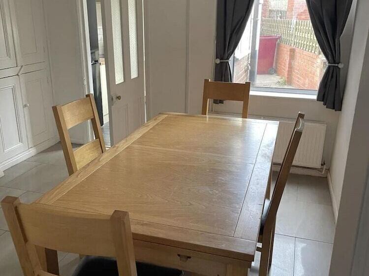 레지던스 A Quiet Semi Rural Property Located In Bolsover