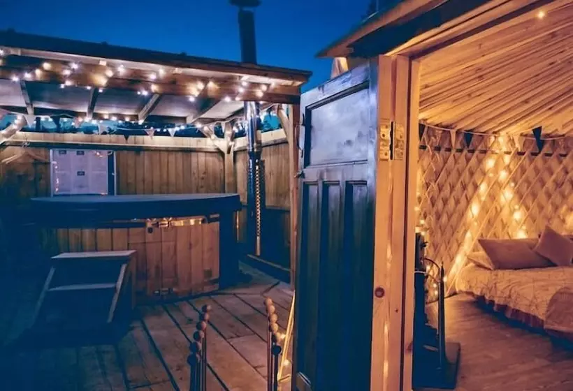 Hotelli Glamp And Tipple