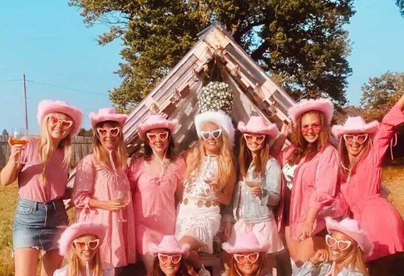 Отель Glamp And Tipple