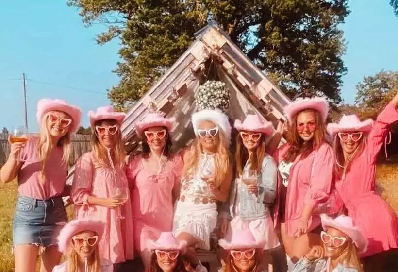 Hotelli Glamp And Tipple