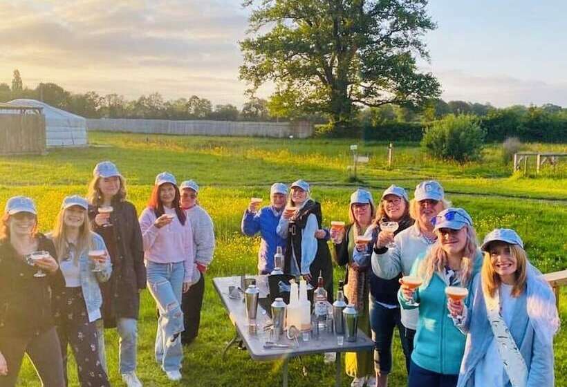 Отель Glamp And Tipple