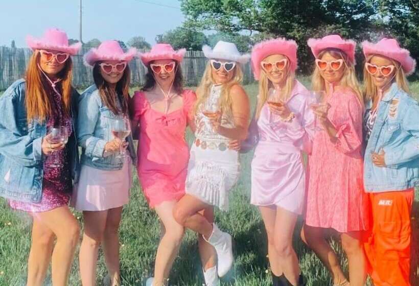 Отель Glamp And Tipple