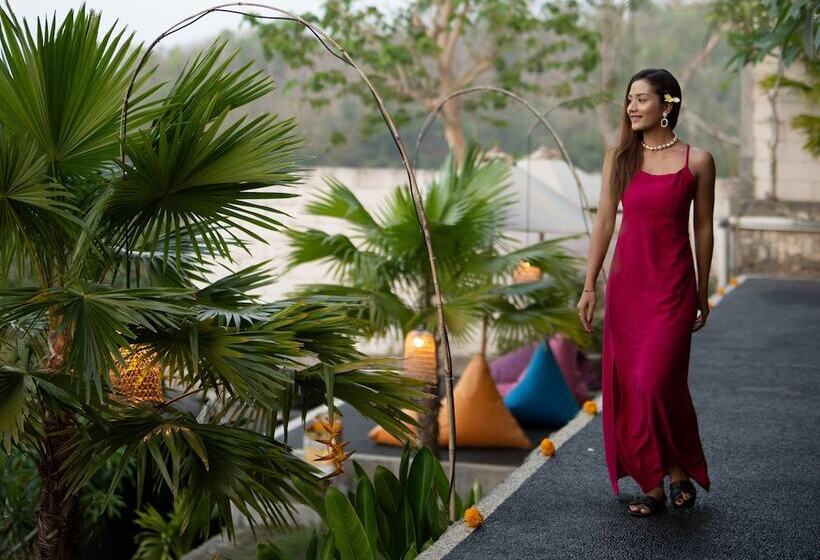 Отель Mere Sea View Resort & Spa Nusa Penida