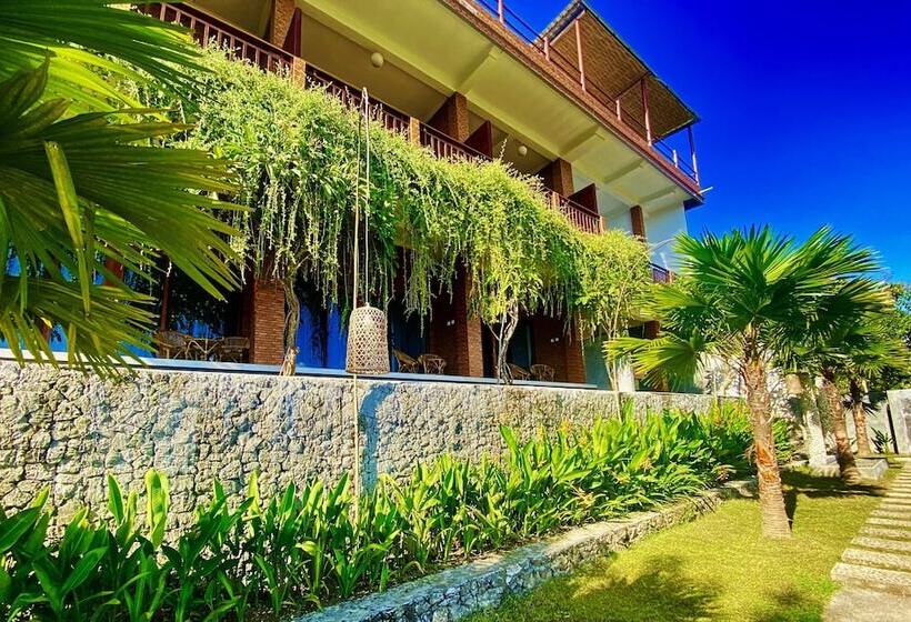 Отель Mere Sea View Resort & Spa Nusa Penida